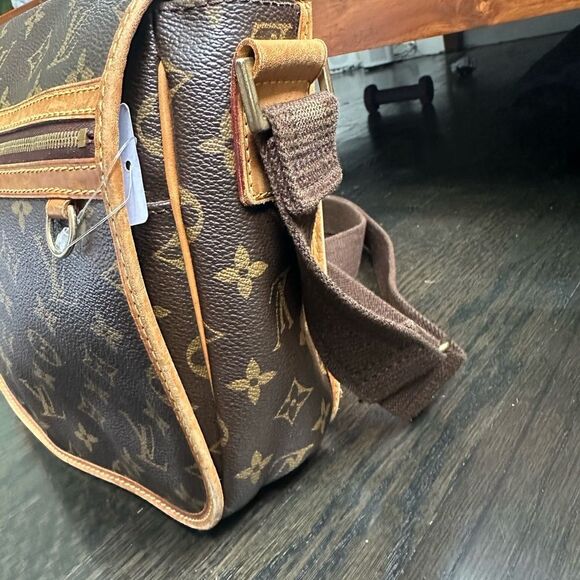 Louis Vuitton Bosphore Messenger PM Crossbody Bag monogram - Picture 4 of 15